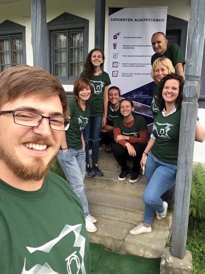 A szervezők. Legtöbben táborozóból lettek táboroztatók •  Fotó: Facebook/Udvartér Alkotótábor
