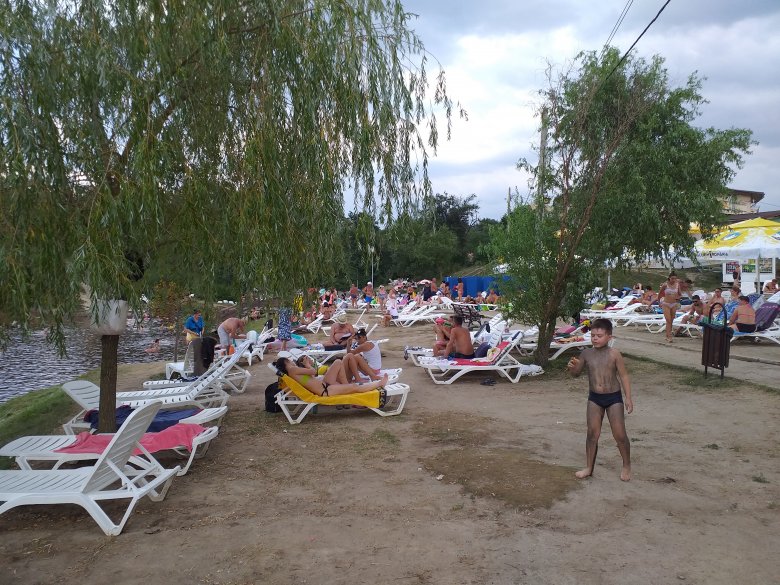 Népszerű a kis fürdőhely, főleg a déli megyékben élő románság és a környékbeliek szeretik, de német szót is nagyon gyakran hallani a strandon •  Fotó: Katona Zoltán
