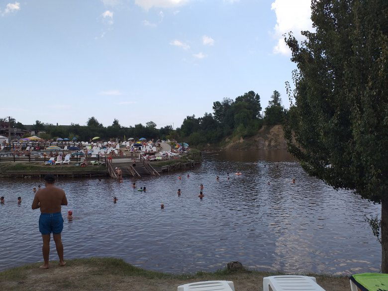 A partok főleg füvesek, imitt-amott gazosnak mondhatók •  Fotó: Katona Zoltán