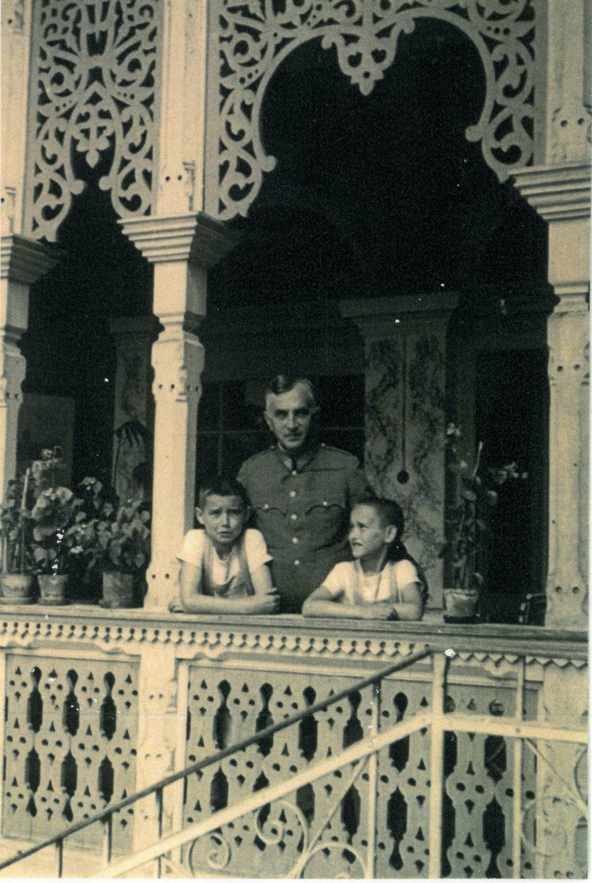 Vitéz Bethlenfalvay Károly, valamint két fia, Miklós és Gábor (A felvétel Bethlenfalvay Gábor tulajdona) 