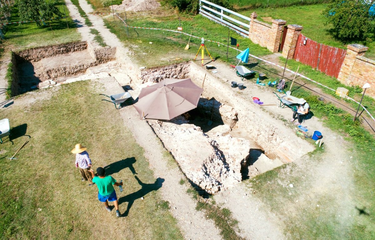 Az út alatt nyitott szelvények •  Fotó: Az egresi ásatási projekt fotóarchívuma