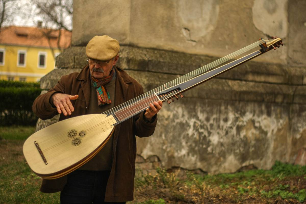 Lőrinczi György szakterülete a historikus pengetős hangszerek készítése és megszólaltatása 