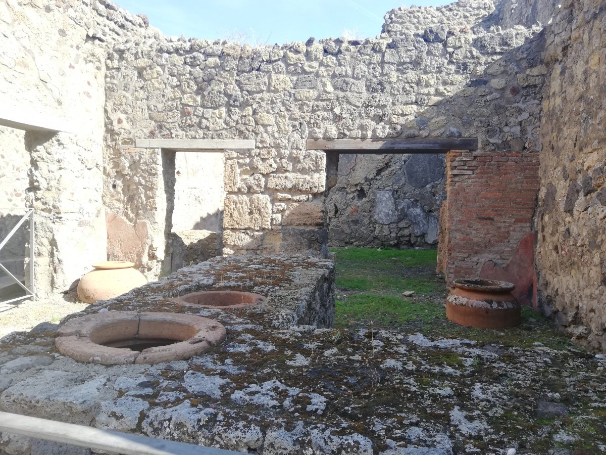 Pompeji – egykori bolt maradványa •  Fotó: Antal Erika