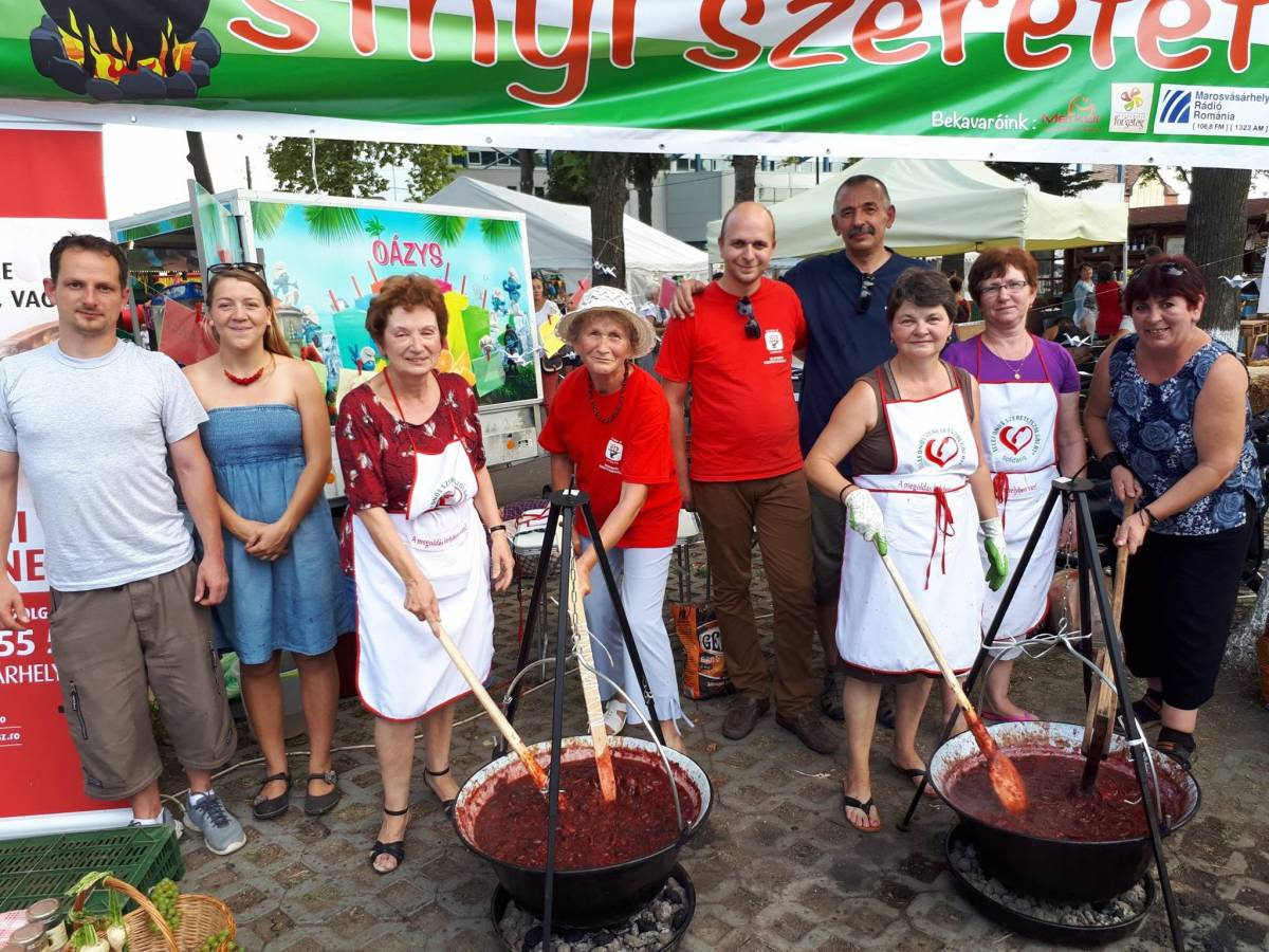 Lekvárfőzés a Vásárhelyi Forgatagon •  Fotó: Facebook/Telefonos Szeretetszolgálat