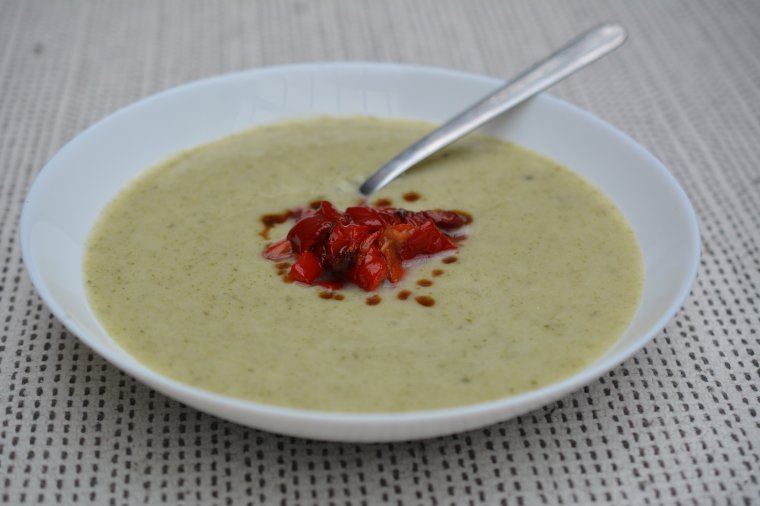Karfiolkrémleves medvehagymával, sült paprika betéttel