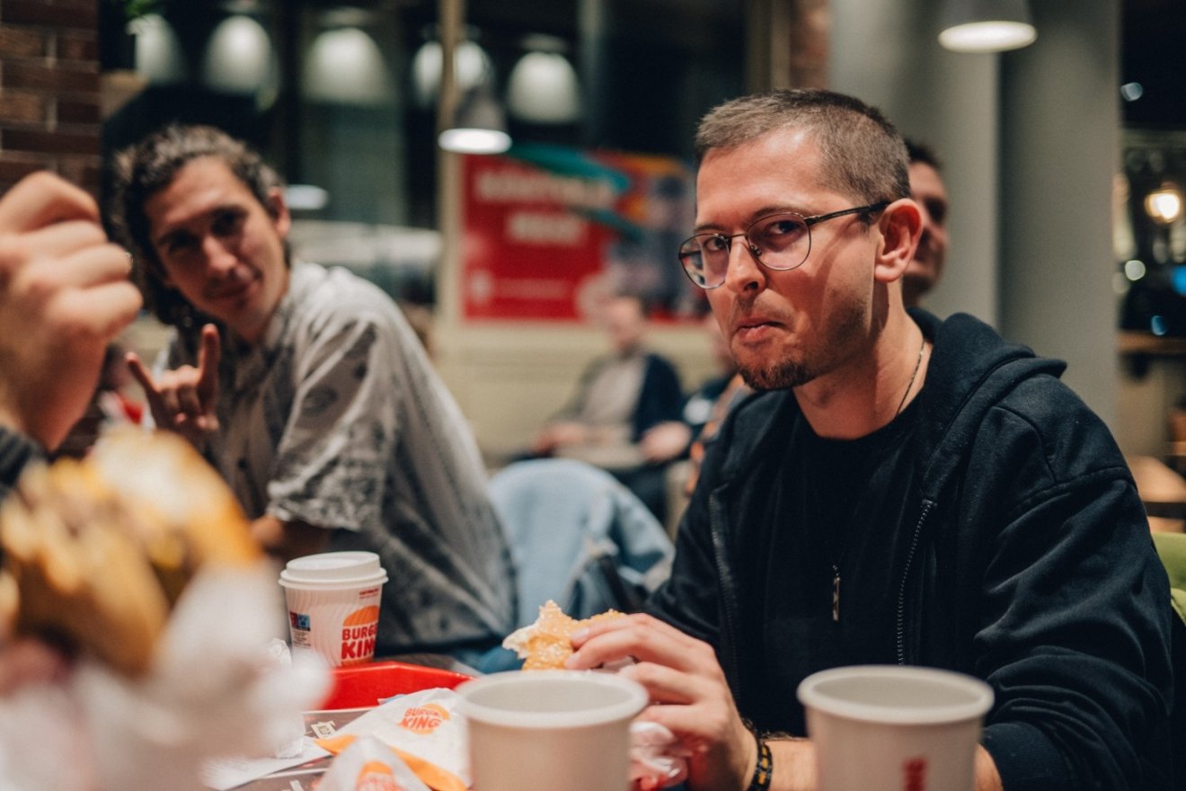 zenekar, A csajod, Szőcs Tamás, hot dog, turné, étkezés egy turnén