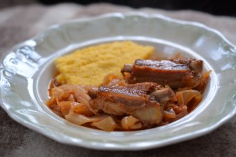 Hagymatokány puliszkával és füstölt oldalassal