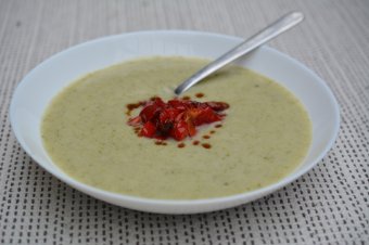 Karfiolkrémleves medvehagymával, sült paprika betéttel