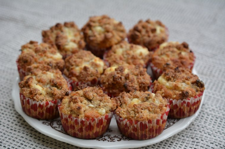 Morzsás töltött répás muffin