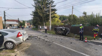 Két férfi meghalt, miután két autó frontálisan ütközött