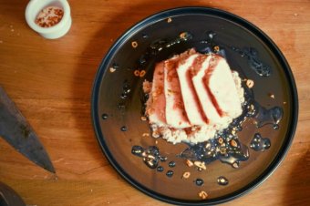 Diós-fokhagymás kenyérkrém sertéshátszínnel