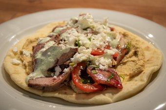 Bárány shawarma fűszeres hummusszal, mentás joghurttal és házi lapos kenyérrel