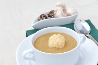 Gombaleves sajtgombóccal