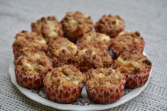 Morzsás töltött répás muffin