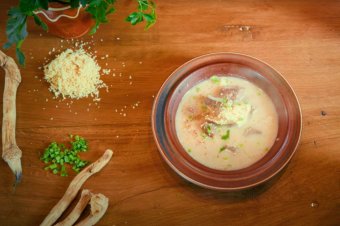 Tormás marhahúsleves kenyérrel sűrítve – videó