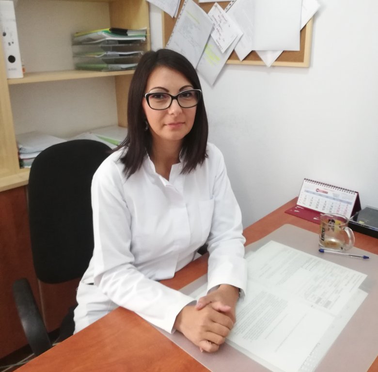 Van, akit nem zavar a túlzott izzadás, nem is tesz ellene, de aki bőrgyógyászhoz fordul panaszával, annak a kezelése igen széles skálán mozog, több választási lehetőséggel - mondja Hamar Hanga csíkszeredai bőrgyógyász. •  Fotó: D. Balázs Ildikó