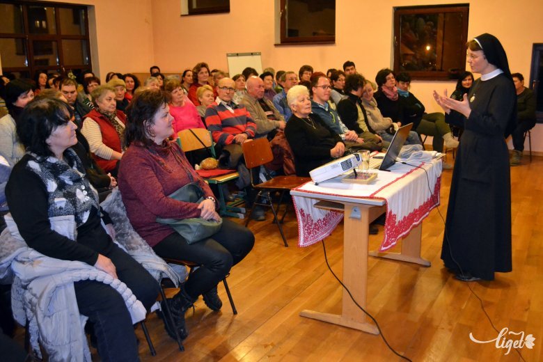 Imelda nővér egyik kedvenc testedző módszere a víz- és hótaposás •  Fotó: Balázs Katalin