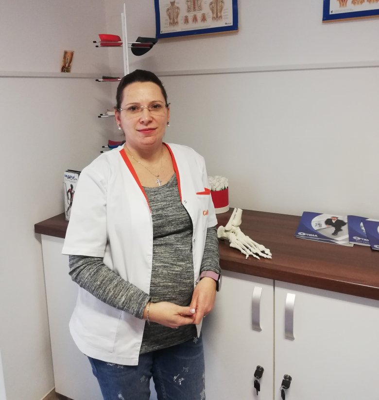 László Csilla  immár tizenhárom éve tevékenykedik fizioterapeutaként, gyógytornászként, négy éve pedig a podiátria területén is szakképesítéssel rendelkezik •  Fotó: D. Balázs Ildikó