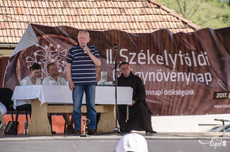 Sok hasznos tanáccsal szolgált a füvesember •  Fotó: Gecse Noémi