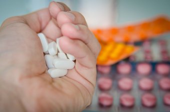 Nyakló nélkül szedi az antibiotikumot a romániai lakosság, szigorítaná a szaktárca az orvosság kiváltását