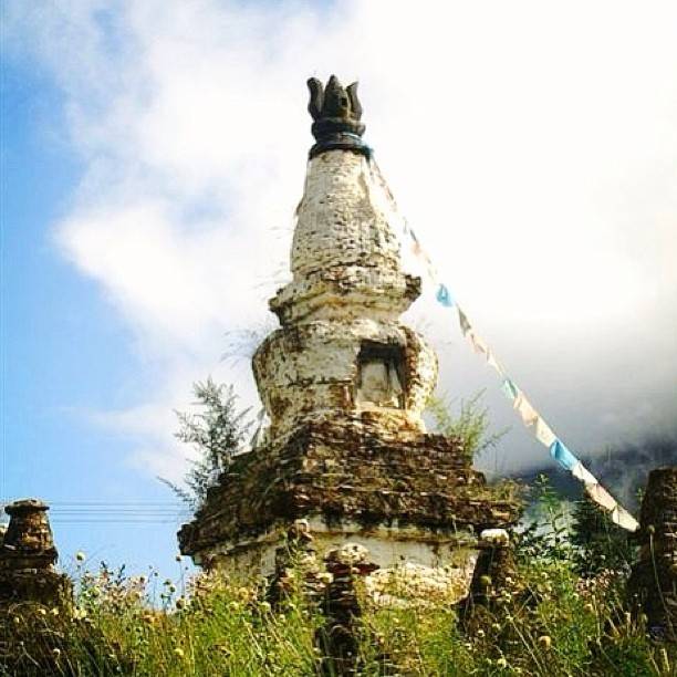 Bon Stupa tulipánformájú fejdísszel 