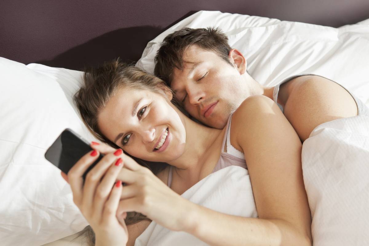 A legtöbb konfliktust a Facebook kapcsán az okozza, hogy rengeteg időt elvesz az emberek életéből •  Fotó: http://www.huffingtonpost.com