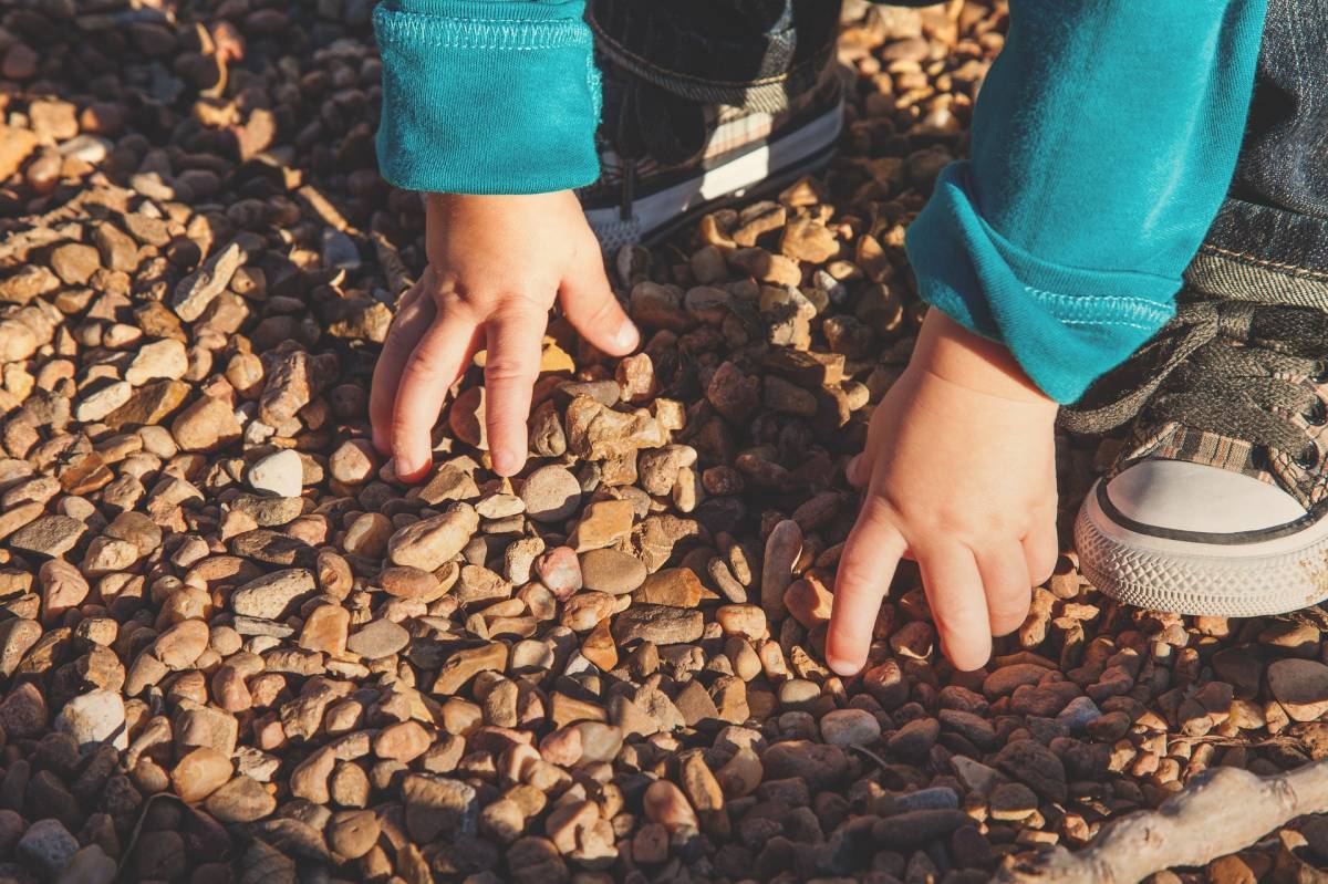 Kemény munka ám folyton játszótérre menni, hintázni, csúzdázni, pitypangot keresni, elfújni, kavicsot szedni... •  Fotó: Pixabay.com
