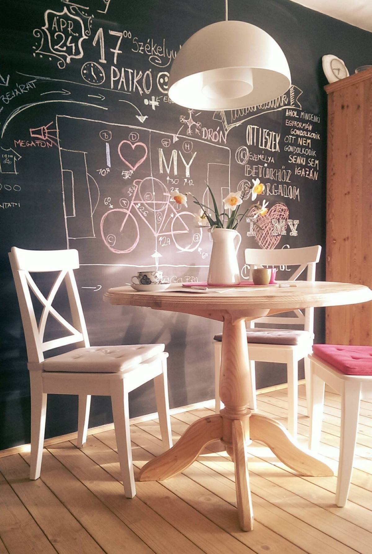 Szívesen meginnánk egy kávét Kiss Emőke Klára konyhájában. Saját maga tervezte, valósította meg