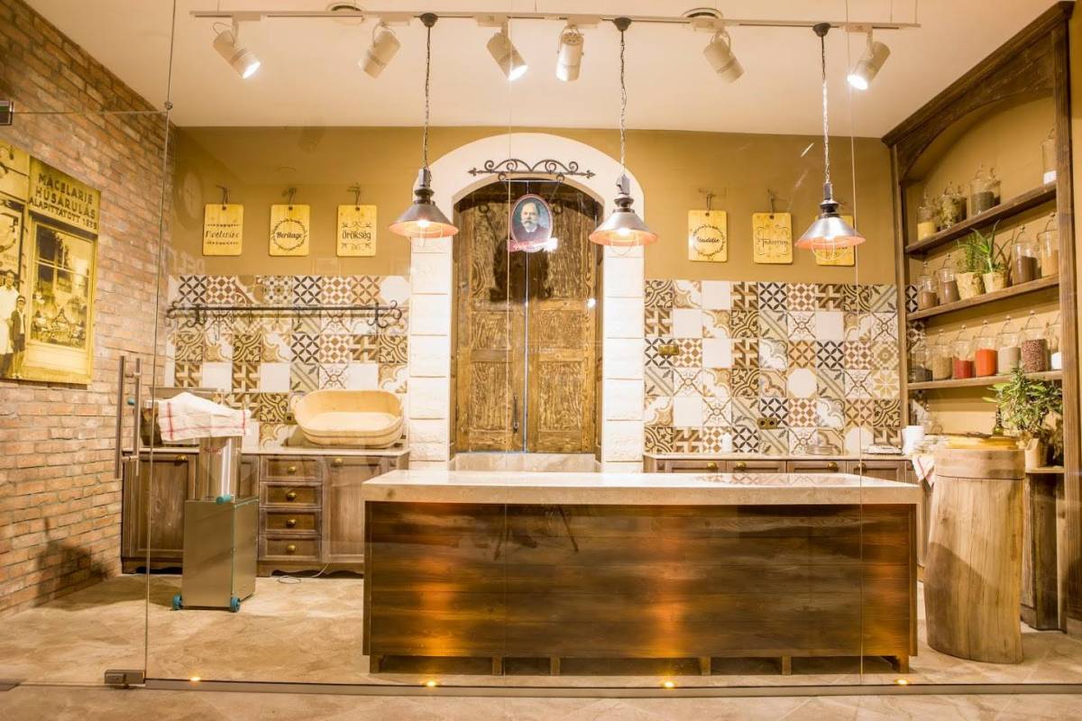 Egy marosvásárhelyi hentesbolt látványkonyhája. Rusztikus az ipari stílussal. Kiváló párosítás •  Fotó: Petry