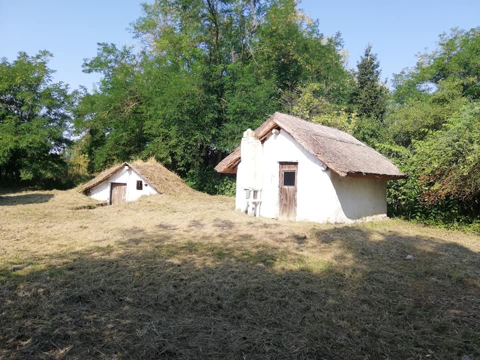 Cigányputrik a múzeumfaluban •  Fotó: Antal Erika