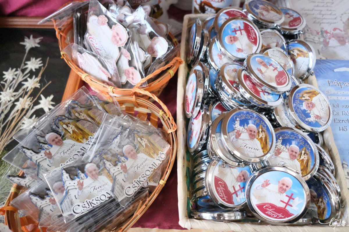 Hűtőmágnes és tükör - van miből válogatni •  Fotó: Veres Nándor