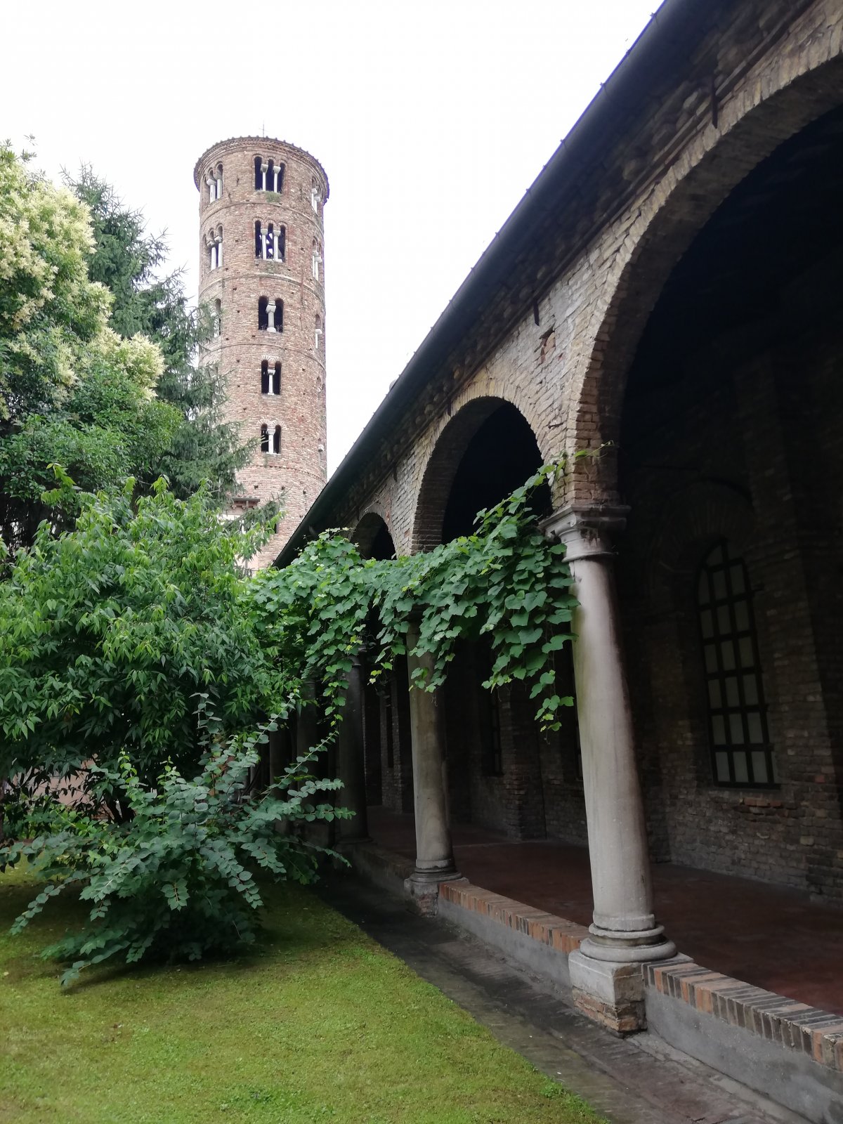 A koraközépkori templomok, épületek, házsorok teszik páratlanná Ravenna hangulatát •  Fotó: Antal Erika