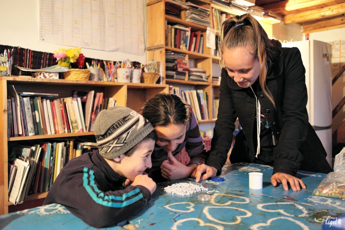 Hagyományőrzők és tanítók egyaránt foglalkoznak a magyarul is tanulni akaró csángó gyerekekkel &bullet;  Fotó: Veres Nándor
