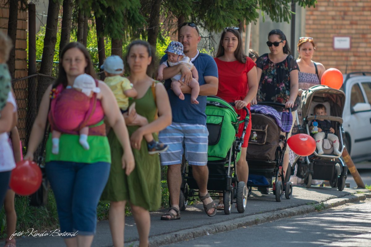 Séta  a szoptatásért Székelyudvarhelyen. A szoptatás világhete alkalmából tartják sok más országhoz, városhoz hasonlóan •  Fotó: Facebook/Udvarhelyszéki Anyák