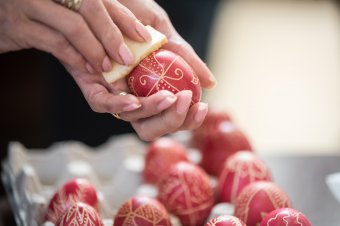 Hajnalig tartó, maratoni tojásírás Sepsiszentgyörgyön