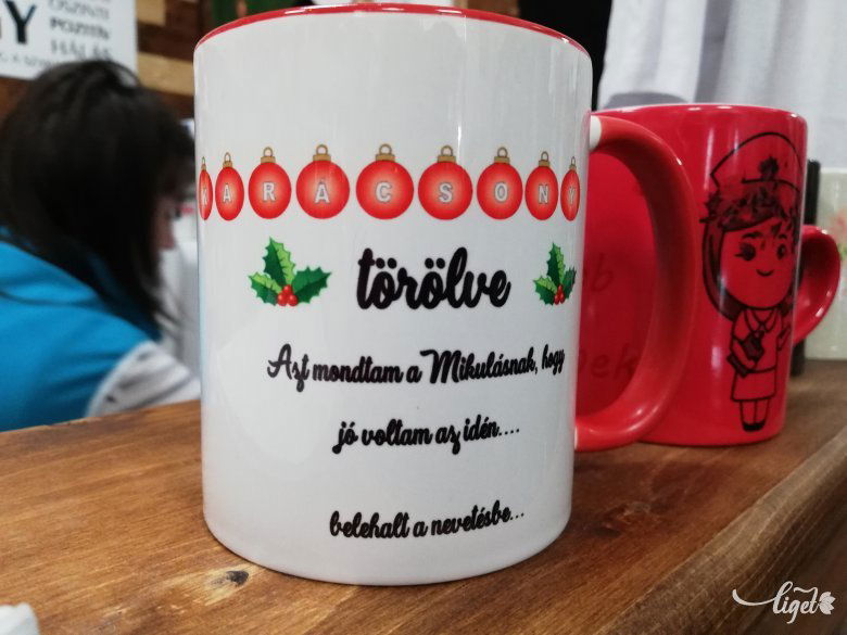 Közkedveltek a  vicces feliratú bögrék •  Fotó: Péter Beáta