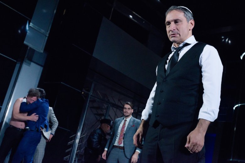 Shylock (itt Bogdán Zsolt által játszva) a sokadrangú polgár, akire a pénze miatt szükség van, de pillanat alatt áldozattá válhat •  Fotó: Biró István/Kolozsvári Állami Magyar Színház