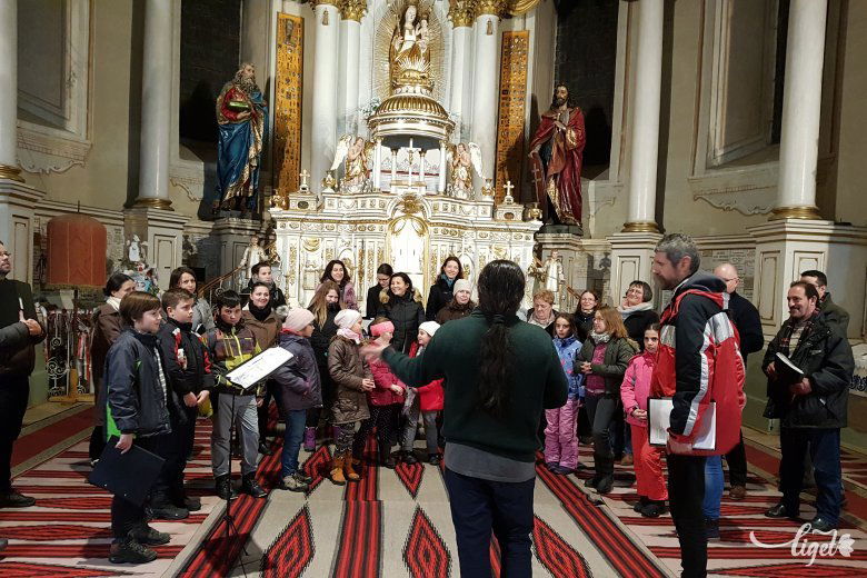 A bazilikára készülve a csíksomlyói kegytemplomban próbáltak a kórusok •  Fotó: Rédai Attila