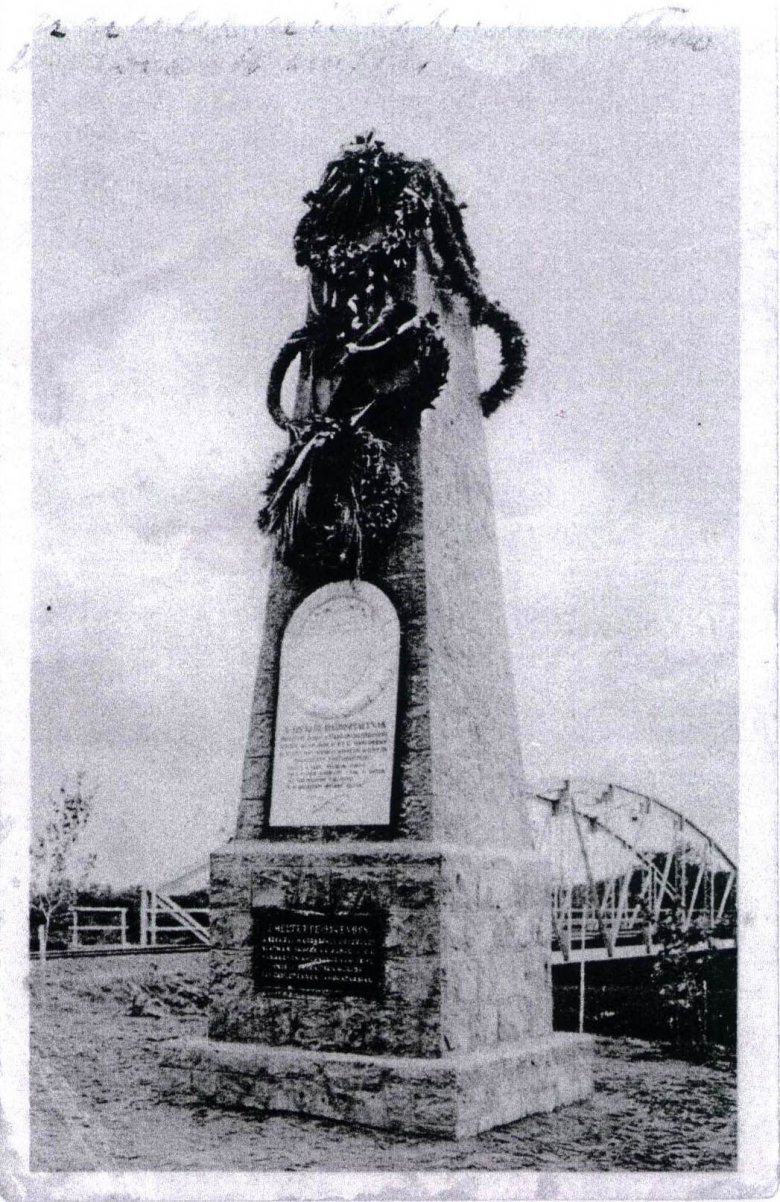 Az 1934-ben, Kocsordon felállított Székely Hadosztály-emlékmű. Forrás: a Magyar Nemzeti Levéltár Veszprém Megyei Levéltára 