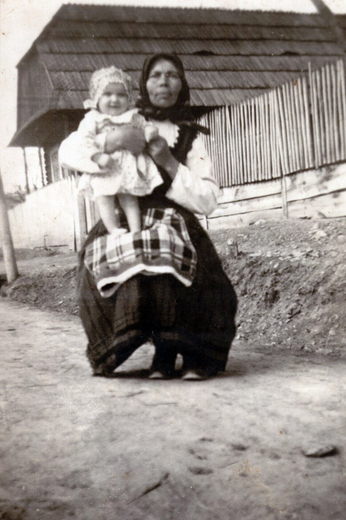 1943. Nem volt egyszerű a gyermeknevelés, pelenkázás •  Fotó: Sándor Edit gyűjteménye