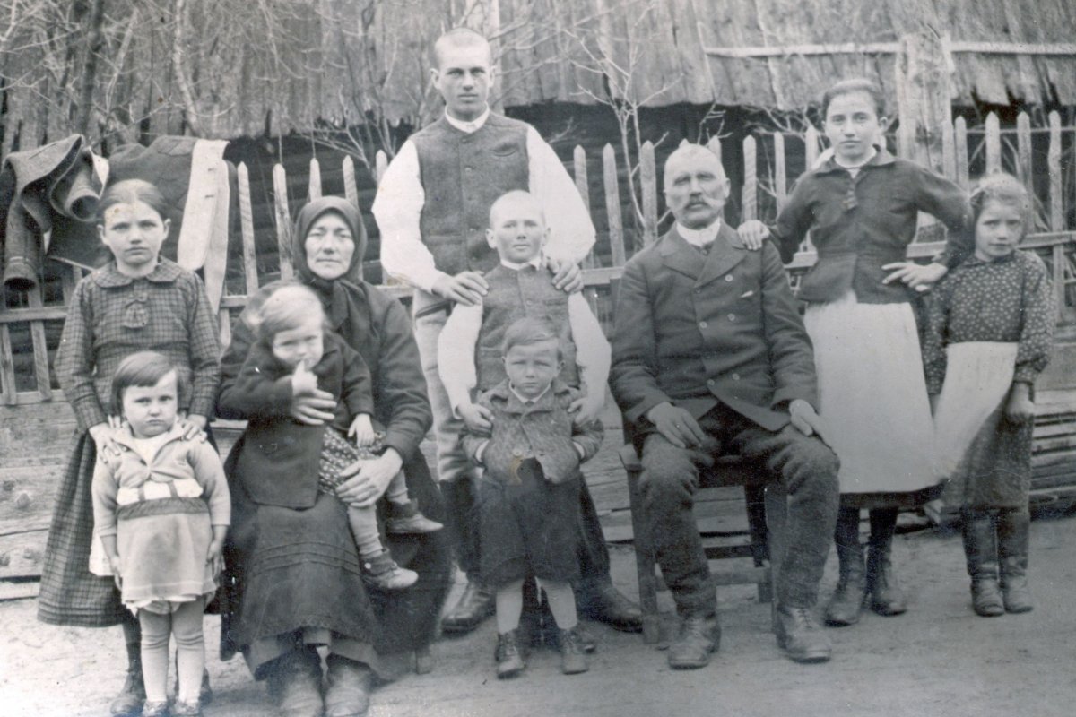 Albert család, 1920-as évek. Ahány gyermeket adott a Jóisten, annyit fogadtak el •  Fotó: Sándor Edit gyűjteménye