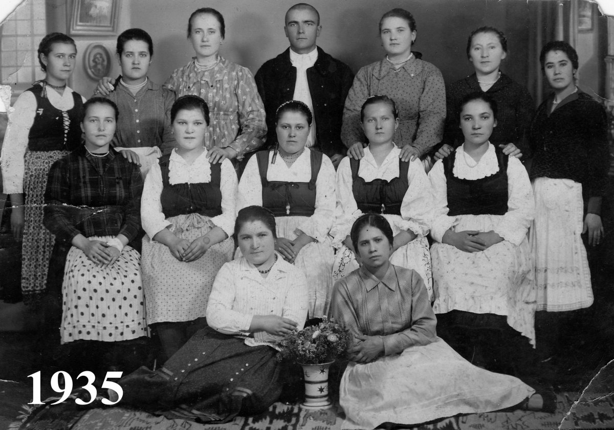 Domokosi szolgálólányok a brassói Fehér Lóban 1935-ben •  Fotó: Sándor Edit gyűjteménye