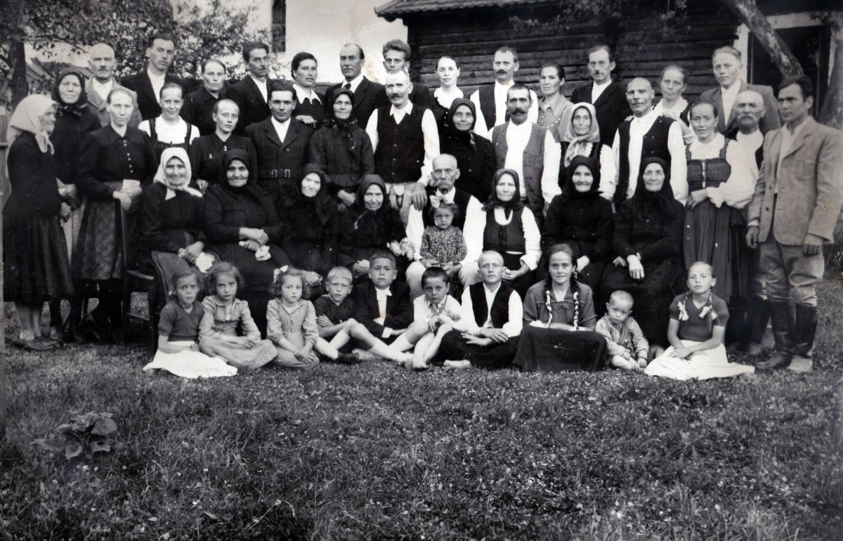 A Harangozó Szabó család 1958-ban. A 18 gyermekből 12 érte meg a felnőttkort. A kép a szülők (Szabó Gergely és Karda Zsuzsa) 50. házassági évfordulója alkalmából készült •  Fotó: Sándor Edit gyűjteménye