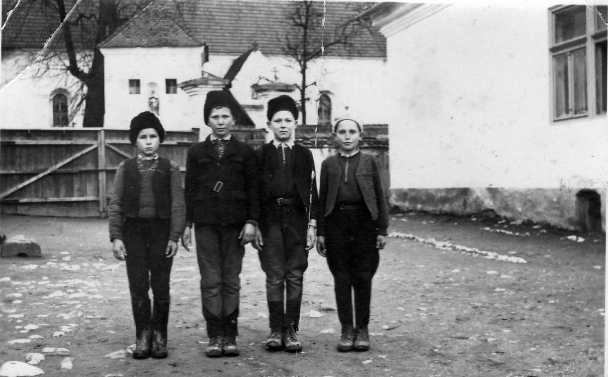 Iskolás gyermekek. Ők szerencsésnek mondhatták magukat, nem csak cipőjük, kucsmájuk is volt •  Fotó: Sándor Edit gyűjteménye