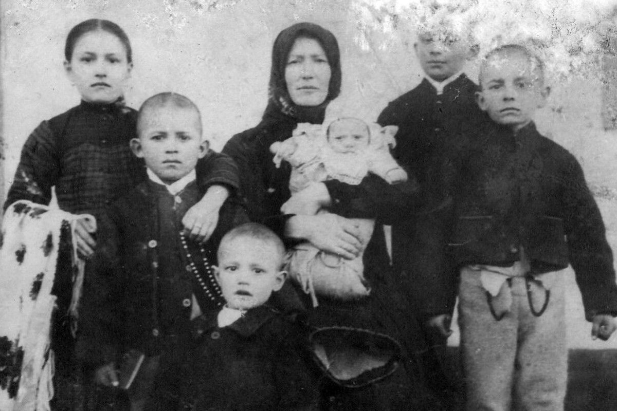 Kedves Istvánné Kurkó Julianna és gyermekei •  Fotó: Sándor Edit gyűjteménye