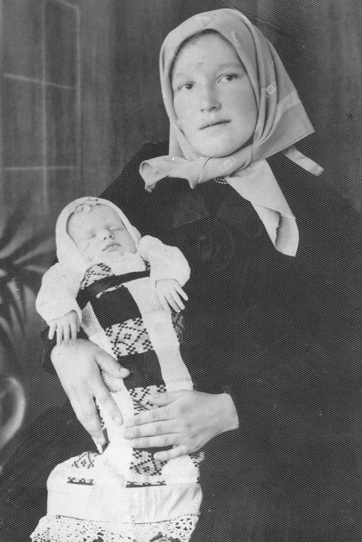 Miklós (Gidró) Anna és lánya, Erzsébet 1944-ben •  Fotó: Sándor Edit gyűjteménye
