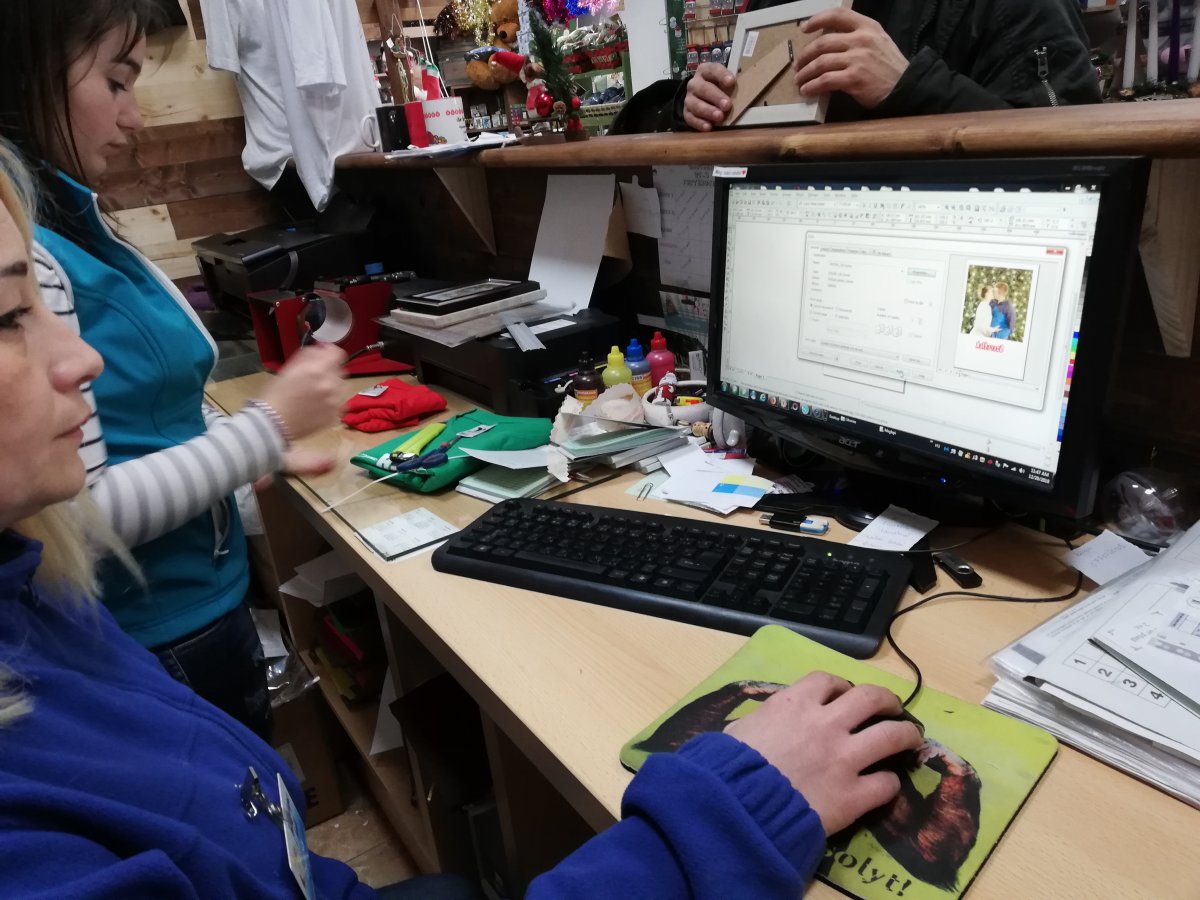 Ott helyben készítik el az ajándékot, a kliens igényei szerint •  Fotó: Péter Beáta