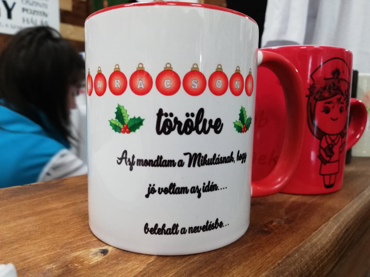 Közkedveltek a  vicces feliratú bögrék •  Fotó: Péter Beáta
