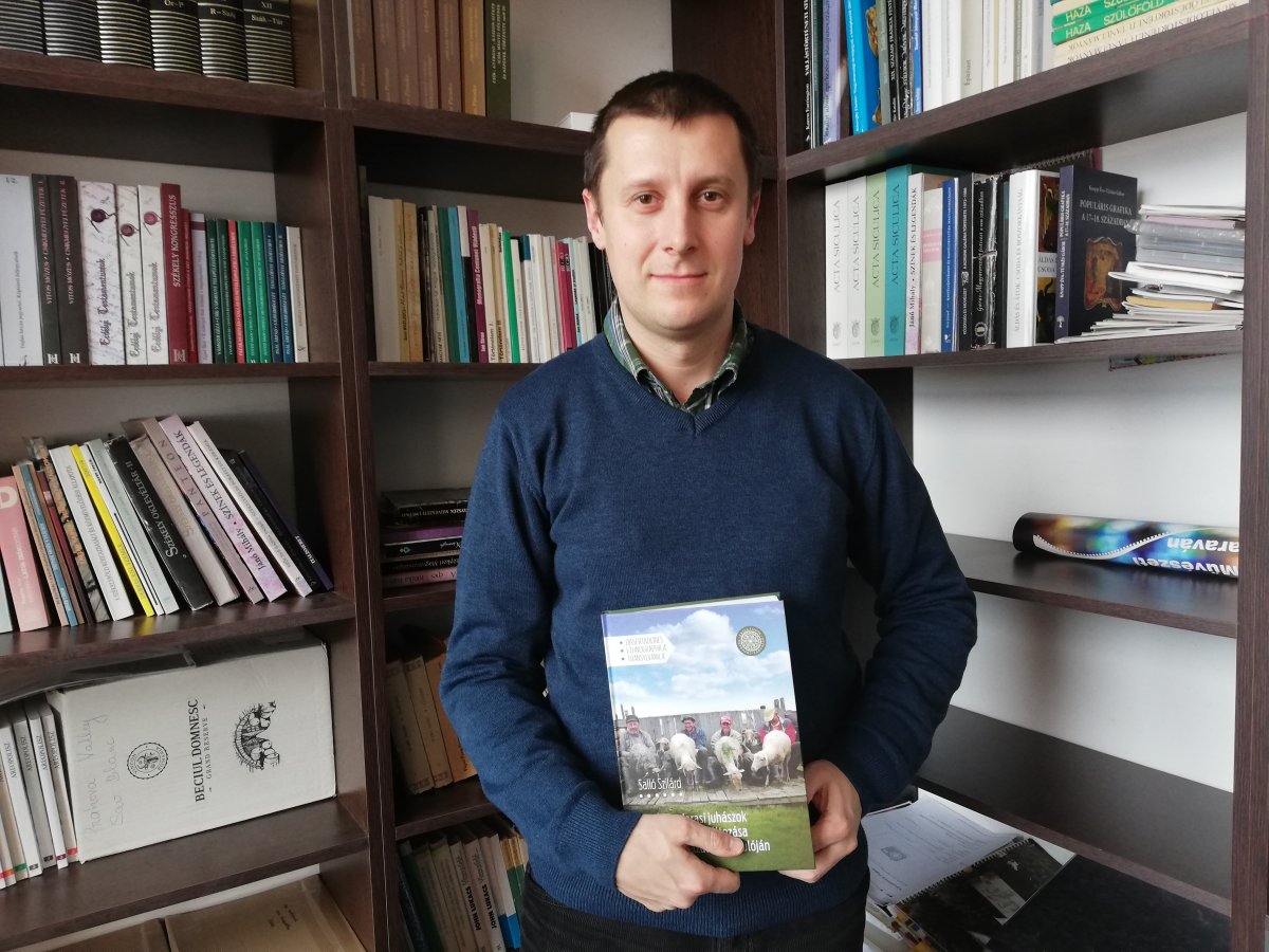 Néprajzkutatóként mintegy tíz éve foglalkozik Salló Szilárd a juhászattal •  Fotó: Péter Beáta