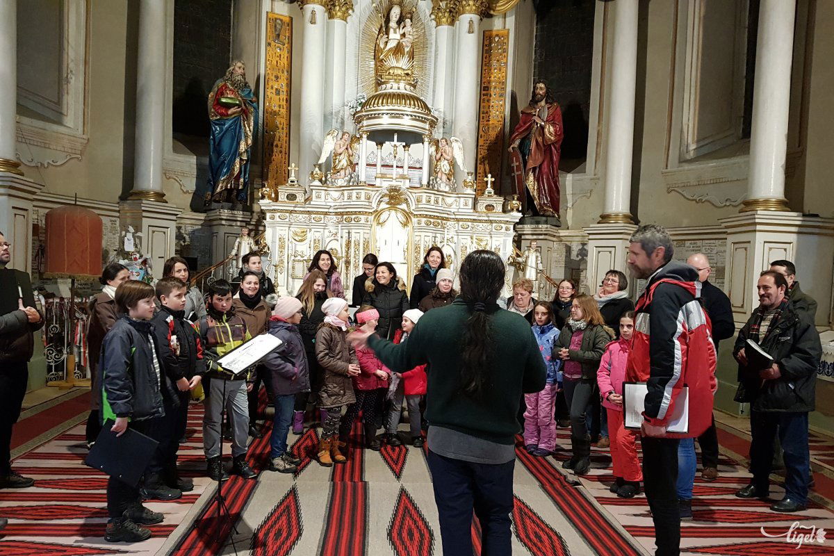 A bazilikára készülve a csíksomlyói kegytemplomban próbáltak a kórusok •  Fotó: Rédai Attila